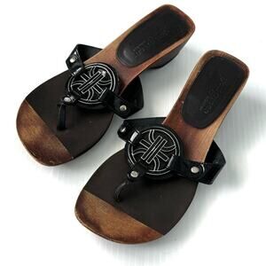 Paul Green wood  sandals thong style with metal emblem size 3 1/2 UK 6 US